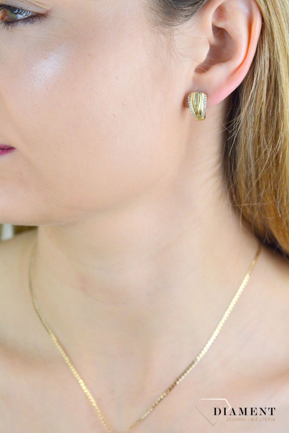 Złote kolczyki damskie 585 z grawerowaniem i cyrkoniami KL 8246A 585.jpg